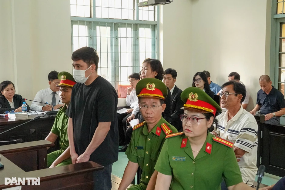 Lại hoãn phiên xử tài xế cán chết nữ sinh 14 tuổi ở Vĩnh Long Lại hoãn phiên xử tài xế cán chết nữ sinh 14 tuổi ở Vĩnh Long