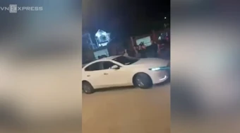 Lái ôtô cán qua người đối thủ sau ẩu đả