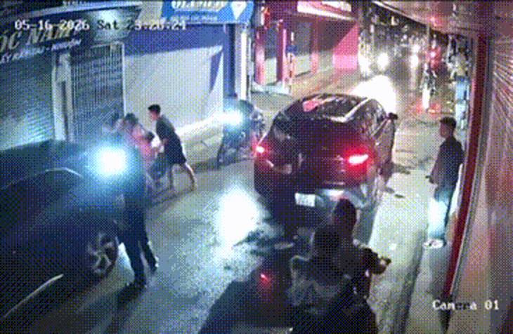 Lại thêm 2 cô gái bị hành hung giữa đêm ở Hà Nội Lại thêm 2 cô gái bị hành hung giữa đêm ở Hà Nội