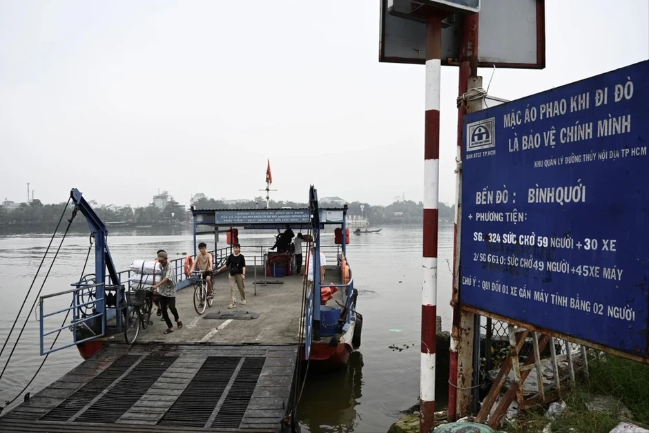 Lái thuyền và nhiều hành khách không mặc áo phao khi qua phà Bình Quới Lái thuyền và nhiều hành khách không mặc áo phao khi qua phà Bình Quới