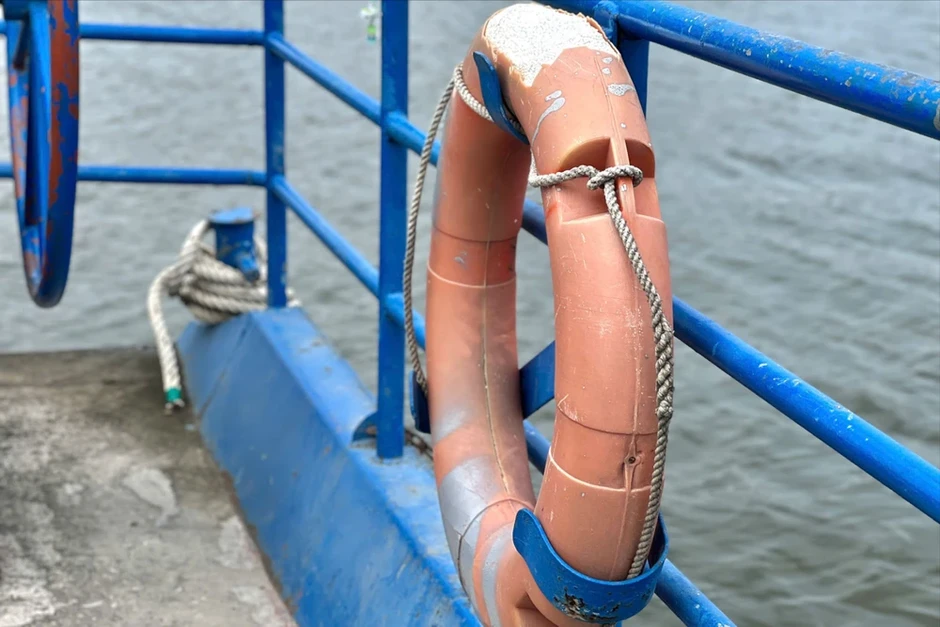 Lái thuyền và nhiều hành khách không mặc áo phao khi qua phà Bình Quới Lái thuyền và nhiều hành khách không mặc áo phao khi qua phà Bình Quới