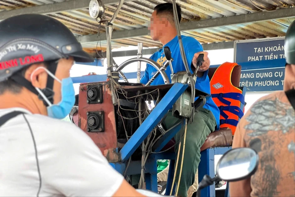 Lái thuyền và nhiều hành khách không mặc áo phao khi qua phà Bình Quới Lái thuyền và nhiều hành khách không mặc áo phao khi qua phà Bình Quới