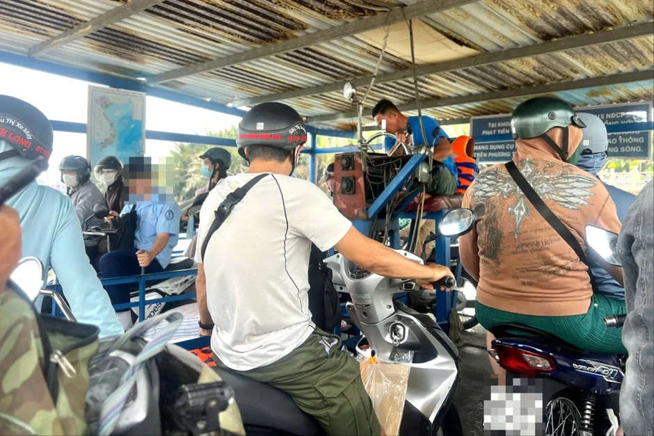 Lái thuyền và nhiều hành khách không mặc áo phao khi qua phà Bình Quới Lái thuyền và nhiều hành khách không mặc áo phao khi qua phà Bình Quới