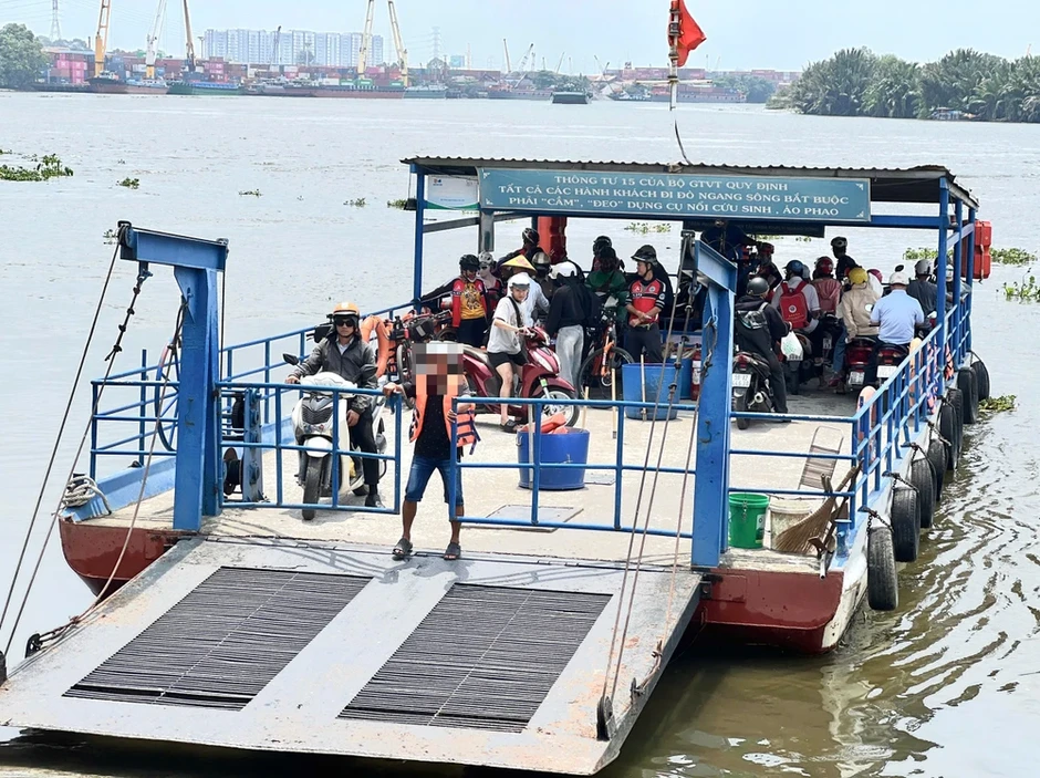 Lái thuyền và nhiều hành khách không mặc áo phao khi qua phà Bình Quới Lái thuyền và nhiều hành khách không mặc áo phao khi qua phà Bình Quới