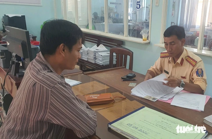 Lái xe tải chạy ngược chiều trên quốc lộ 1, tài xế bị phạt 19 triệu đồng