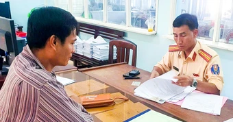 Lái xe tải chạy ngược chiều trên quốc lộ 1, tài xế bị phạt 19 triệu đồng