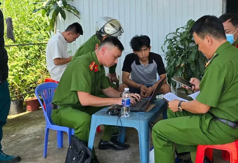 Lâm Đồng: Nam thanh niên dùng hung khí chặn đầu, đập xe người khác Lâm Đồng: Nam thanh niên dùng hung khí chặn đầu, đập xe người khác