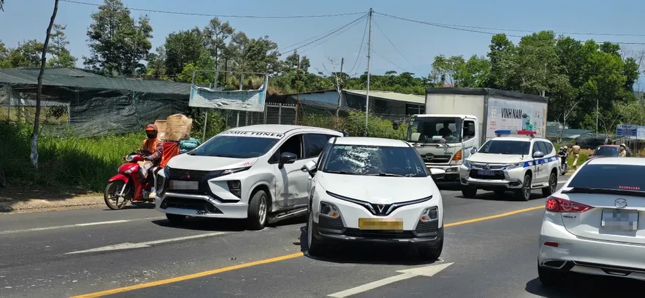 Lâm Đồng: Nam thanh niên dùng hung khí chặn đầu, đập xe người khác Lâm Đồng: Nam thanh niên dùng hung khí chặn đầu, đập xe người khác