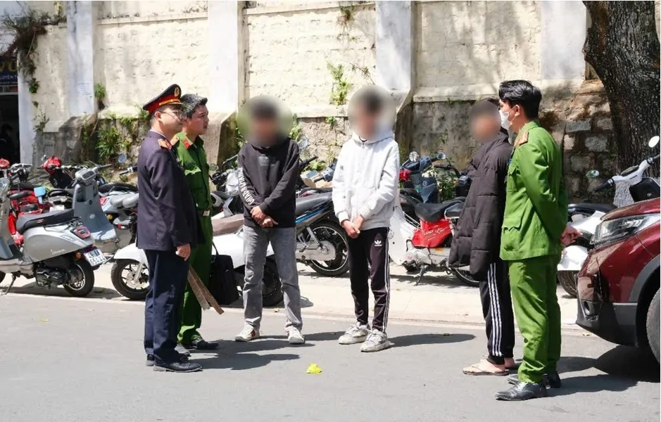 Lâm Đồng: truy xét nhóm thiếu niên mang mã tấu đánh nhau trước cổng trường Lâm Đồng: truy xét nhóm thiếu niên mang mã tấu đánh nhau trước cổng trường