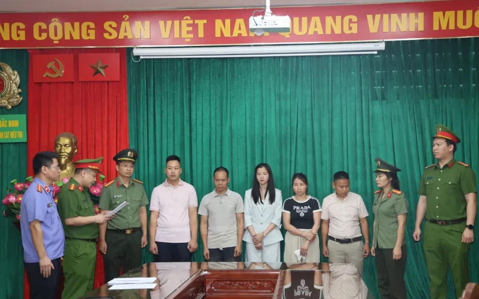 Làm giả hàng chục hồ sơ mua nhà ở xã hội, 5 người bị khởi tố Làm giả hàng chục hồ sơ mua nhà ở xã hội, 5 người bị khởi tố