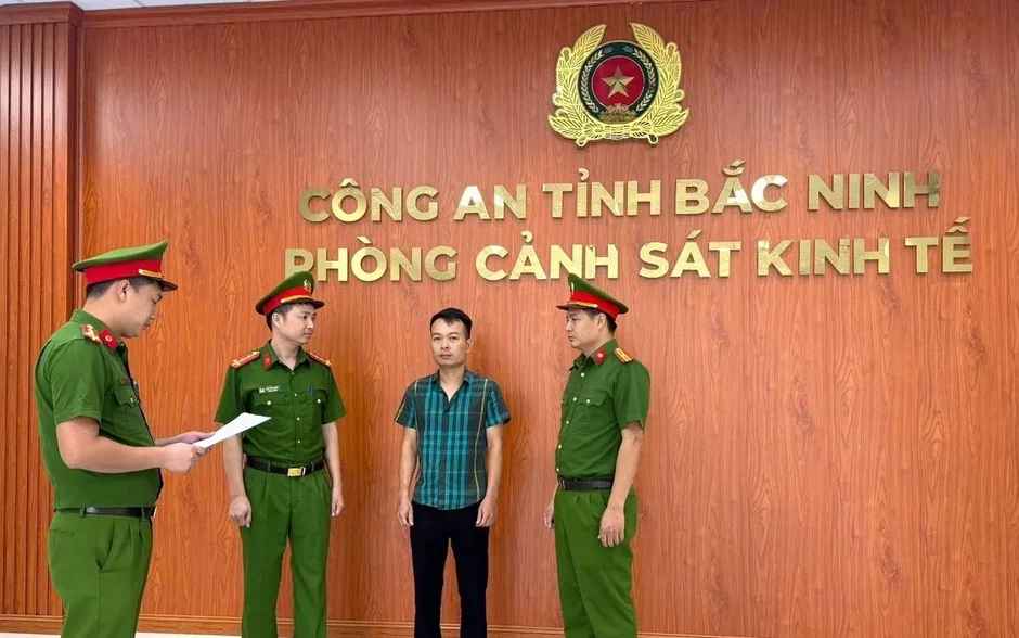 Làm giả xác nhận thu nhập để mua nhà ở xã hội, hai người bị khởi tố Làm giả xác nhận thu nhập để mua nhà ở xã hội, hai người bị khởi tố