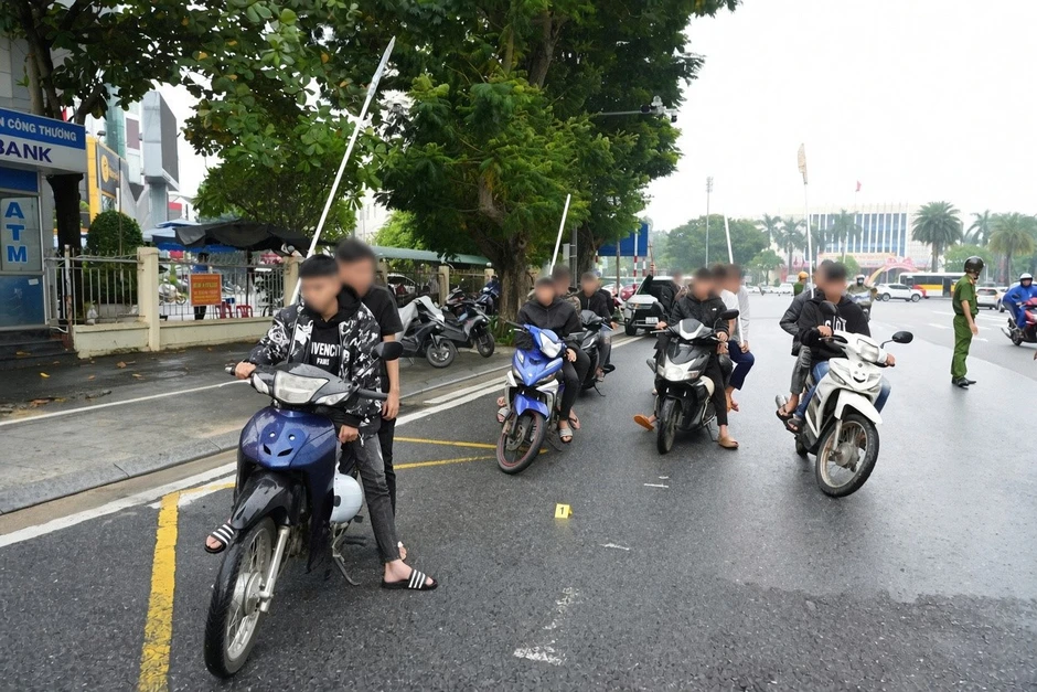 Làm rõ nhóm đối tượng chạy xe máy hơn 80 km/h, mang hung khí diễu phố tại Huế