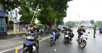 Làm rõ nhóm đối tượng chạy xe máy hơn 80 km/h, mang hung khí diễu phố tại Huế