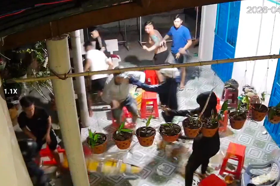 Làm rõ vụ nhóm người nghi lao vào bàn nhậu nổ súng Làm rõ vụ nhóm người nghi lao vào bàn nhậu nổ súng