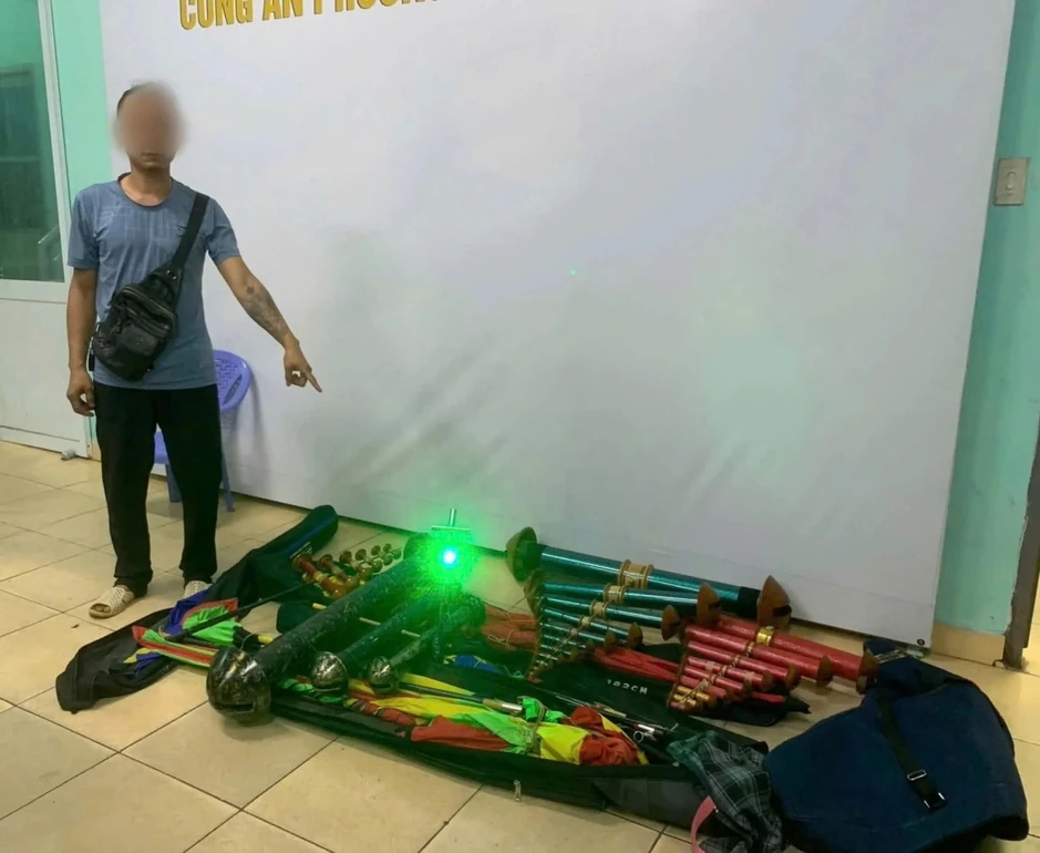 Làm việc với 3 người thả diều sáo khiến chuyến bay tại Tân Sơn Nhất bị ảnh hưởng Làm việc với 3 người thả diều sáo khiến chuyến bay tại Tân Sơn Nhất bị ảnh hưởng