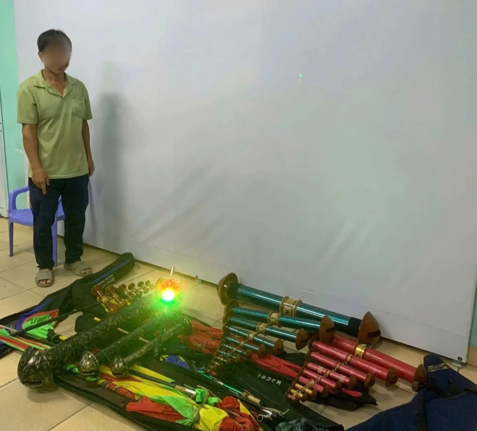 Làm việc với 3 người thả diều sáo khiến chuyến bay tại Tân Sơn Nhất bị ảnh hưởng Làm việc với 3 người thả diều sáo khiến chuyến bay tại Tân Sơn Nhất bị ảnh hưởng