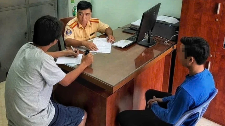 Làm việc với công an, 2 tài xế lao vào ẩu đả vì không ai chịu nhường đường đã khai gì ? Làm việc với công an, 2 tài xế lao vào ẩu đả vì không ai chịu nhường đường đã khai gì ?