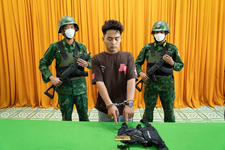 'Lận lưng' thỏi vàng nặng gần 1kg từ Campuchia về thì bị bắt 'Lận lưng' thỏi vàng nặng gần 1kg từ Campuchia về thì bị bắt