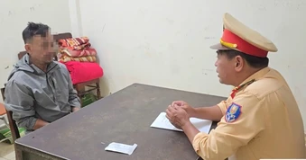 Lạng lách xe máy, chặn đầu ô tô rồi thách thức "biết bố tao là ai không"