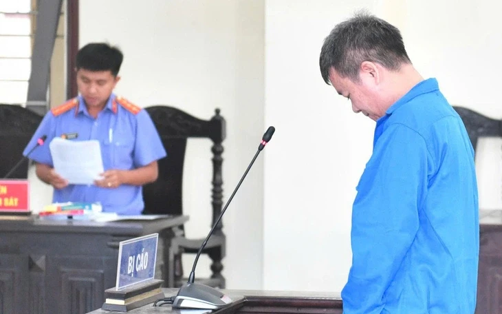 Lang thang ướt mưa nên được tình cũ rủ về phòng trọ nghỉ, lại nổi cơn ghen giết chết người tình Lang thang ướt mưa nên được tình cũ rủ về phòng trọ nghỉ, lại nổi cơn ghen giết chết người tình