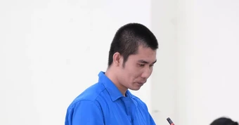 Lang thang ướt mưa nên được tình cũ rủ về phòng trọ nghỉ, lại nổi cơn ghen giết chết người tình