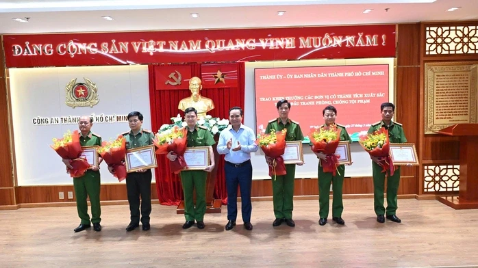 Lãnh đạo TPHCM khen thưởng đột xuất Công an Thành phố và các tập thể xuất sắc Lãnh đạo TPHCM khen thưởng đột xuất Công an Thành phố và các tập thể xuất sắc