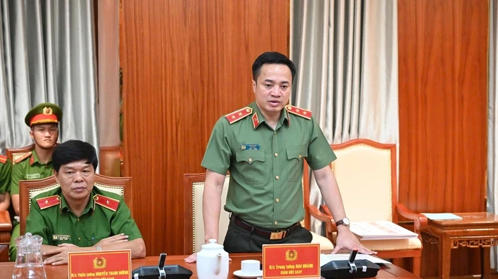 Lãnh đạo TPHCM khen thưởng đột xuất Công an Thành phố và các tập thể xuất sắc Lãnh đạo TPHCM khen thưởng đột xuất Công an Thành phố và các tập thể xuất sắc