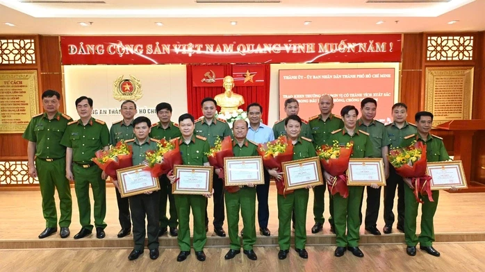 Lãnh đạo TPHCM khen thưởng đột xuất Công an Thành phố và các tập thể xuất sắc Lãnh đạo TPHCM khen thưởng đột xuất Công an Thành phố và các tập thể xuất sắc