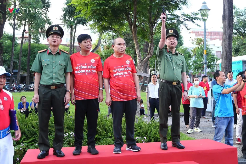 Lãnh đạo và dân TP Hồ Chí Minh tham gia chạy bộ hưởng ứng xây dựng địa bàn không ma túy