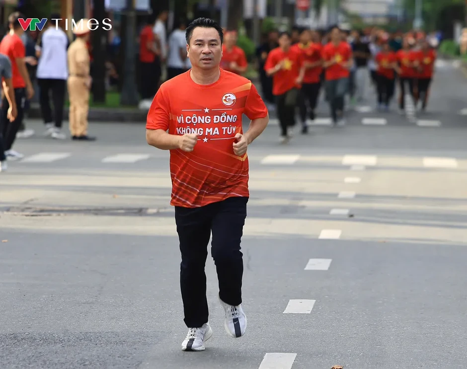 Lãnh đạo và dân TP Hồ Chí Minh tham gia chạy bộ hưởng ứng xây dựng địa bàn không ma túy