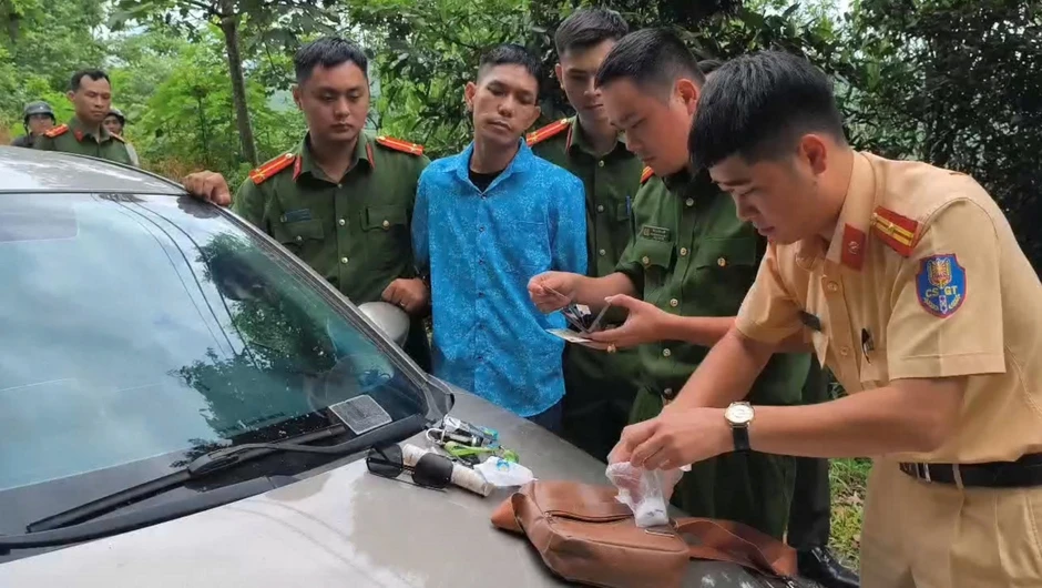 Lào Cai: Đối tượng ngụy trang bằng tóc giả vẫn sa lưới vì tàng trữ ma túy Lào Cai: Đối tượng ngụy trang bằng tóc giả vẫn sa lưới vì tàng trữ ma túy