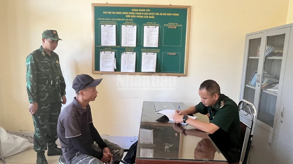 Lào Cai: Dùng xuồng điện, thả trôi hàng để buôn lậu Lào Cai: Dùng xuồng điện, thả trôi hàng để buôn lậu