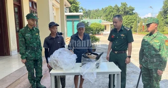 Lào Cai: Dùng xuồng điện, thả trôi hàng để buôn lậu