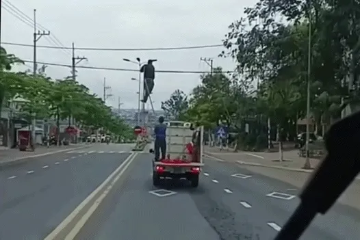 Lập biên bản tài xế lái xe biển xanh chở người "làm xiếc" trên quốc lộ Lập biên bản tài xế lái xe biển xanh chở người "làm xiếc" trên quốc lộ