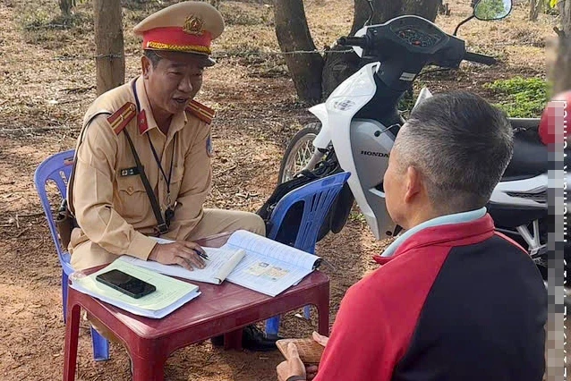 Lập biên bản tài xế lái xe biển xanh chở người "làm xiếc" trên quốc lộ Lập biên bản tài xế lái xe biển xanh chở người "làm xiếc" trên quốc lộ