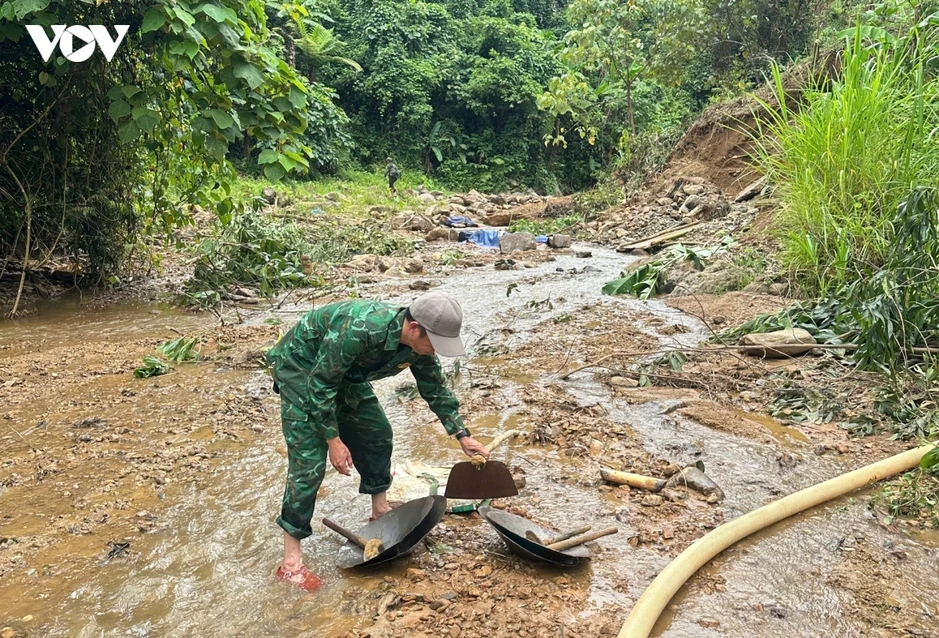 Lập chốt chặn “vàng tặc” ở khu vực khe Bùn và khe Li Leng xã A Lưới 1 Lập chốt chặn “vàng tặc” ở khu vực khe Bùn và khe Li Leng xã A Lưới 1