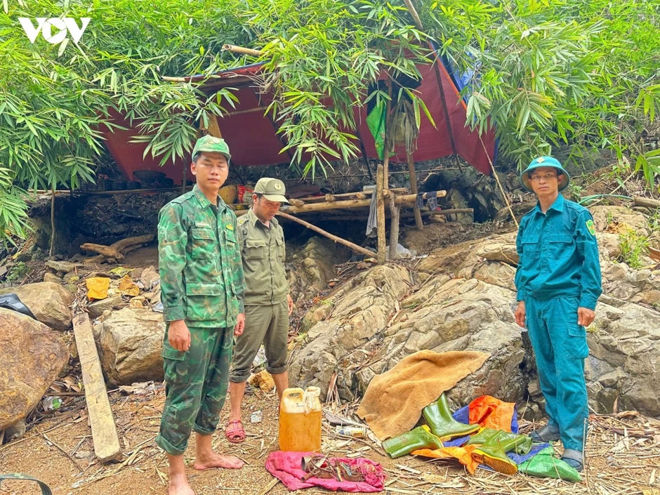 Lập chốt chặn “vàng tặc” ở khu vực khe Bùn và khe Li Leng xã A Lưới 1 Lập chốt chặn “vàng tặc” ở khu vực khe Bùn và khe Li Leng xã A Lưới 1