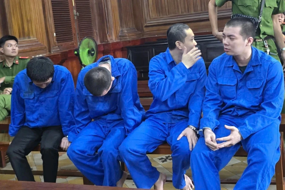 Lập luật ngầm thu tiền hằng tháng, làm ngơ vi phạm vỉa hè tại TPHCM Lập luật ngầm thu tiền hằng tháng, làm ngơ vi phạm vỉa hè tại TPHCM