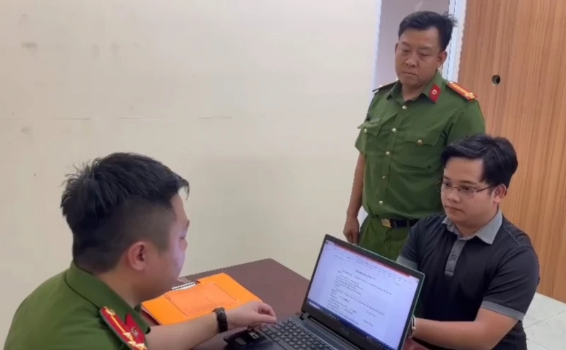 Lật tẩy hành vi lừa đảo của trùm 9X cầm đầu đường dây thuê ô tô mang đi cầm cố Lật tẩy hành vi lừa đảo của trùm 9X cầm đầu đường dây thuê ô tô mang đi cầm cố