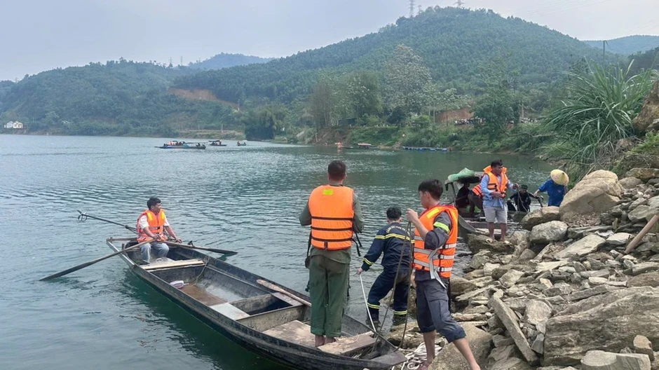 Lật thuyền trên hồ thủy điện, hai vợ chồng tử vong, con 14 tuổi thoát nạn Lật thuyền trên hồ thủy điện, hai vợ chồng tử vong, con 14 tuổi thoát nạn