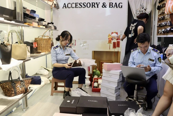 Lấy sách thật scan rồi đưa lên online bán 'sách điện tử', bị Công an Đà Nẵng khởi tố Lấy sách thật scan rồi đưa lên online bán 'sách điện tử', bị Công an Đà Nẵng khởi tố