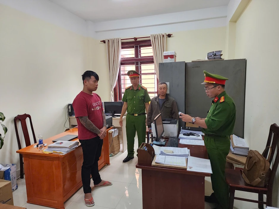 Lệnh bắt tạm giam Đặng Anh Khoa SN 2006 liên quan 139 tài khoản ngân hàng với số tiền hơn 2.000 tỷ đồng Lệnh bắt tạm giam Đặng Anh Khoa SN 2006 liên quan 139 tài khoản ngân hàng với số tiền hơn 2.000 tỷ đồng