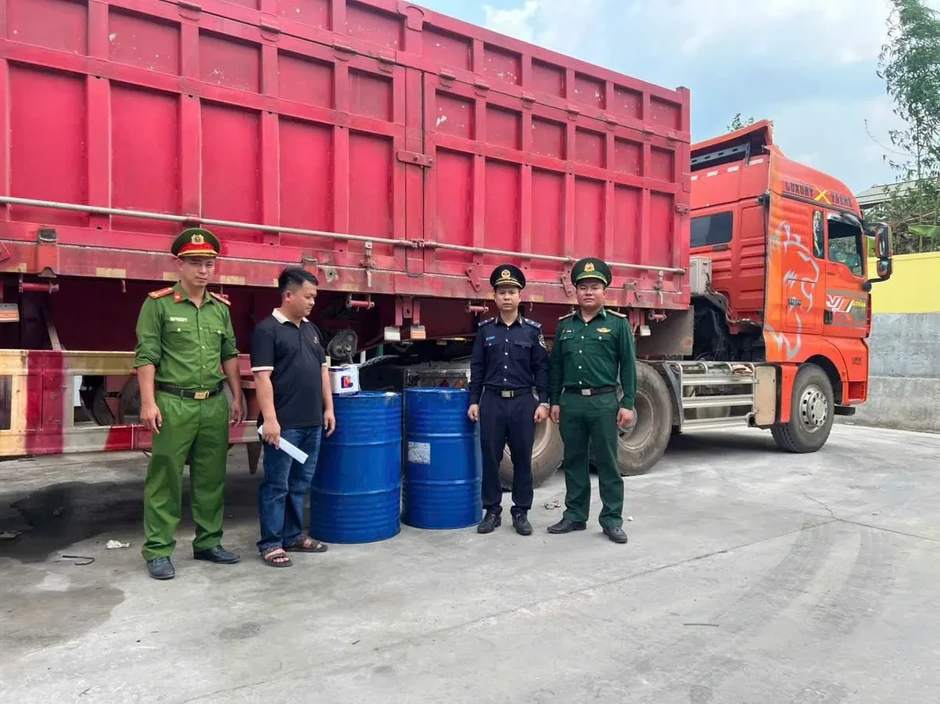 Liên tiếp phát hiện thủ đoạn mới trong buôn lậu xăng dầu vùng biên Liên tiếp phát hiện thủ đoạn mới trong buôn lậu xăng dầu vùng biên