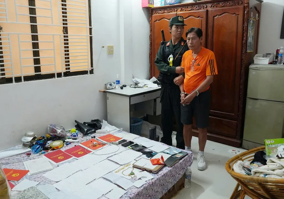 Liên tiếp triệt phá 2 đường dây cá độ bóng đá lên tới 900-1.000 tỷ đồng, tạm giữ 19 đối tượng Liên tiếp triệt phá 2 đường dây cá độ bóng đá lên tới 900-1.000 tỷ đồng, tạm giữ 19 đối tượng