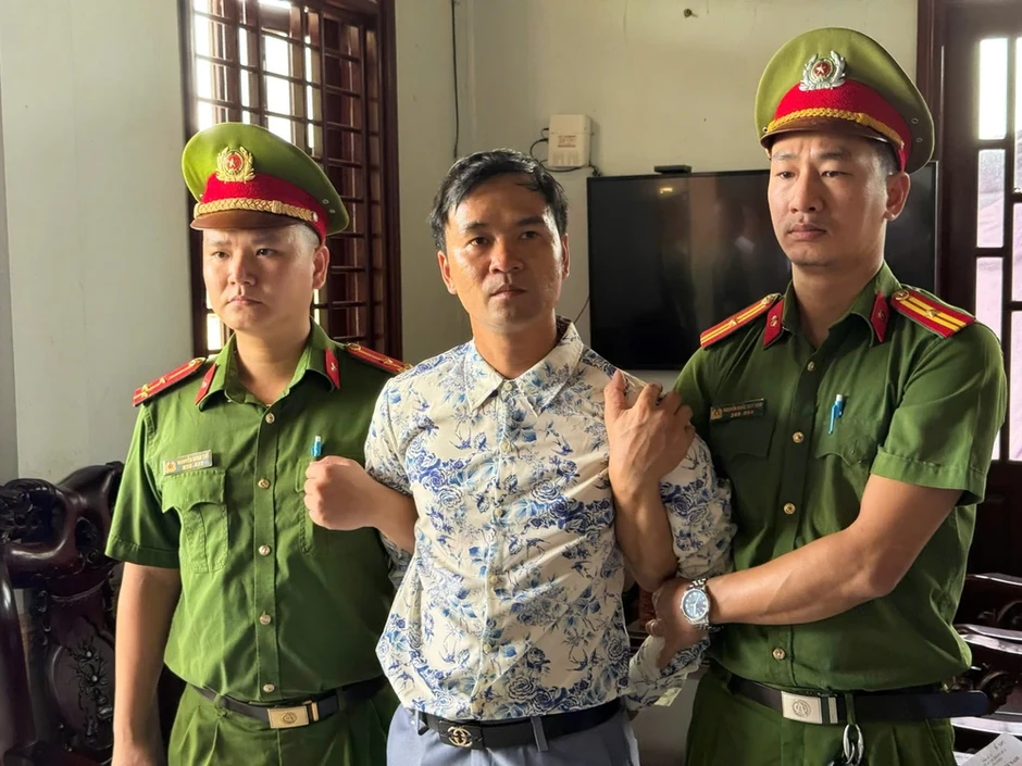 Livestream xúc phạm cán bộ trên mạng, chủ tiệm cây cảnh ở Huế bị bắt Livestream xúc phạm cán bộ trên mạng, chủ tiệm cây cảnh ở Huế bị bắt