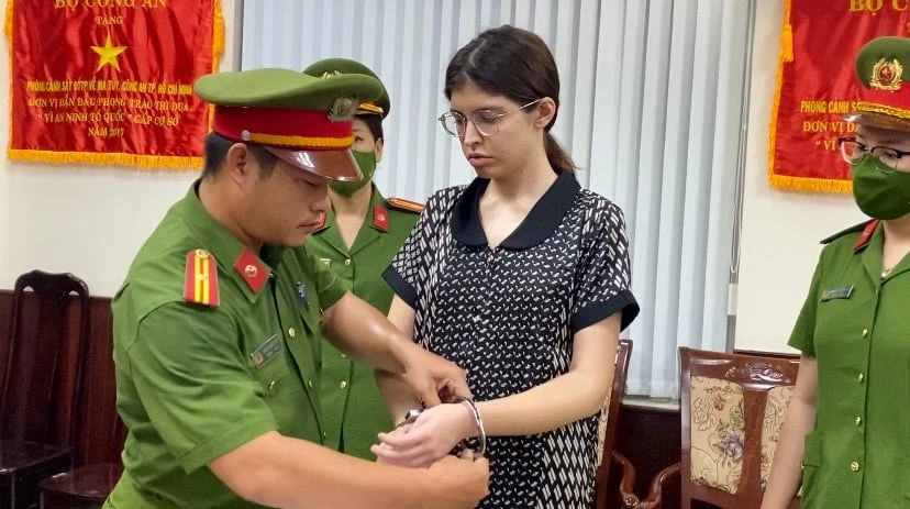 Lộ diện những bữa tiệc “ma túy” của ca sĩ Chi Dân, người mẫu An Tây Lộ diện những bữa tiệc “ma túy” của ca sĩ Chi Dân, người mẫu An Tây