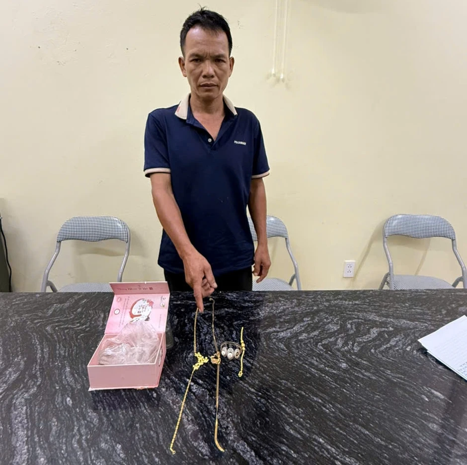 Lợi dụng gia chủ về quê, lẻn vào nhà đục két trộm 1 cây vàng Lợi dụng gia chủ về quê, lẻn vào nhà đục két trộm 1 cây vàng