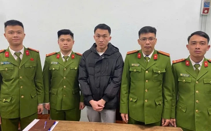 Lợi dụng 'giải bùa Tứ Phủ' để hiếp dâm cô gái 18 tuổi Lợi dụng 'giải bùa Tứ Phủ' để hiếp dâm cô gái 18 tuổi