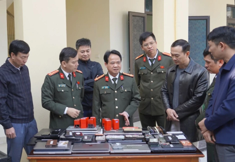Lời kể của người mất 7 tỷ đồng vì sập bẫy 'hệ sinh thái công nghệ triệu đô Xintel' Lời kể của người mất 7 tỷ đồng vì sập bẫy 'hệ sinh thái công nghệ triệu đô Xintel'