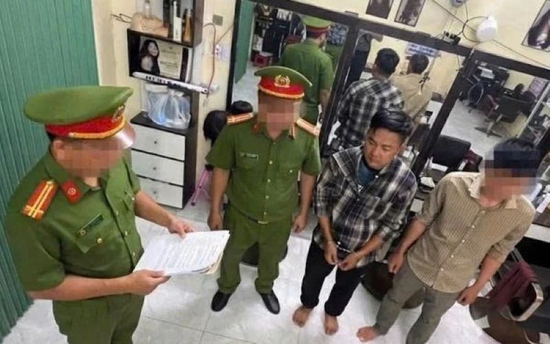 Lời khai 4 nghi phạm vụ đánh, còng tay, bắt người ép viết giấy nợ Lời khai 4 nghi phạm vụ đánh, còng tay, bắt người ép viết giấy nợ